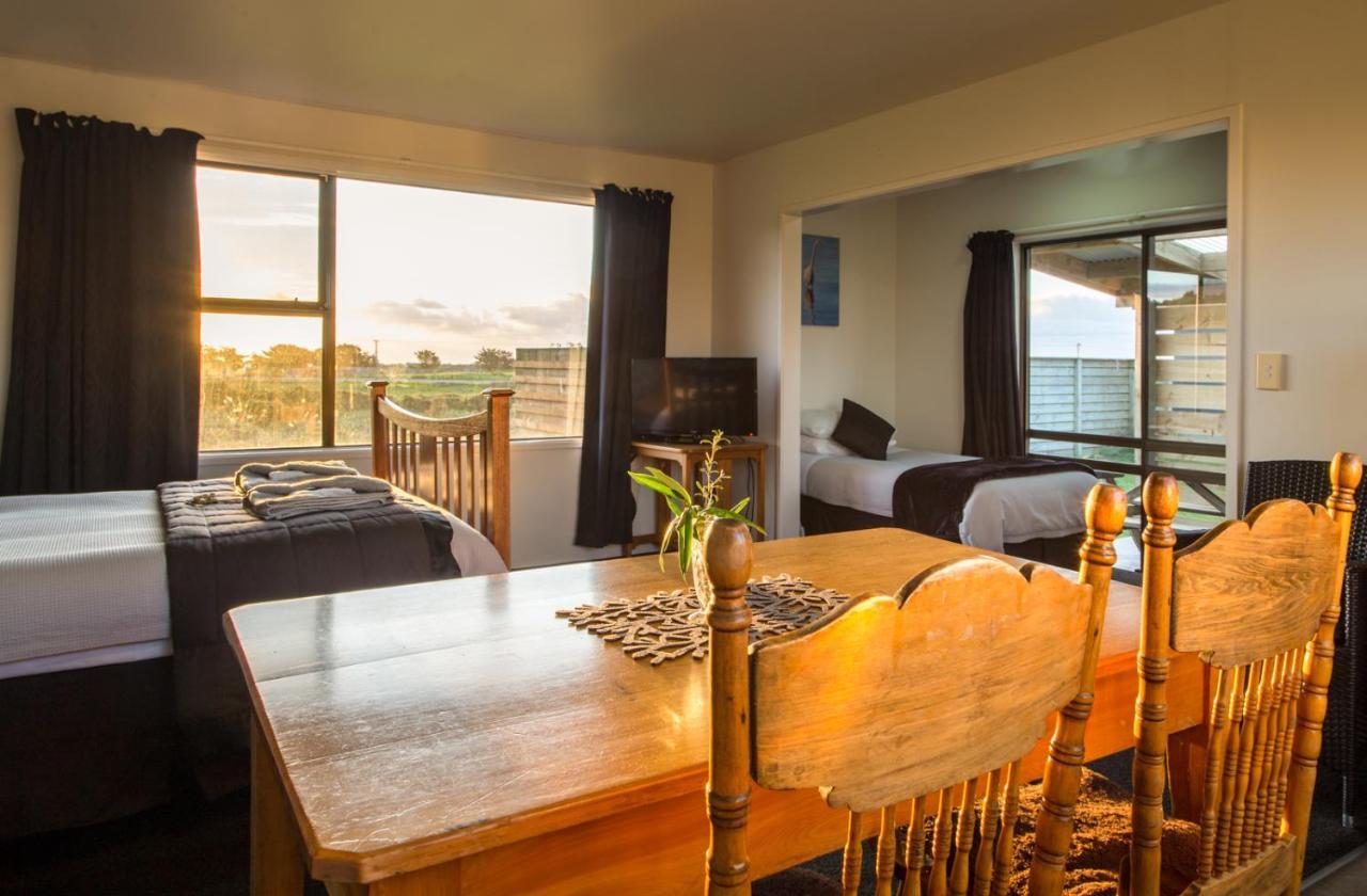 לינה וארוחת בוקר הוקיטיקה Scenic Waterways Retreat מראה חיצוני תמונה